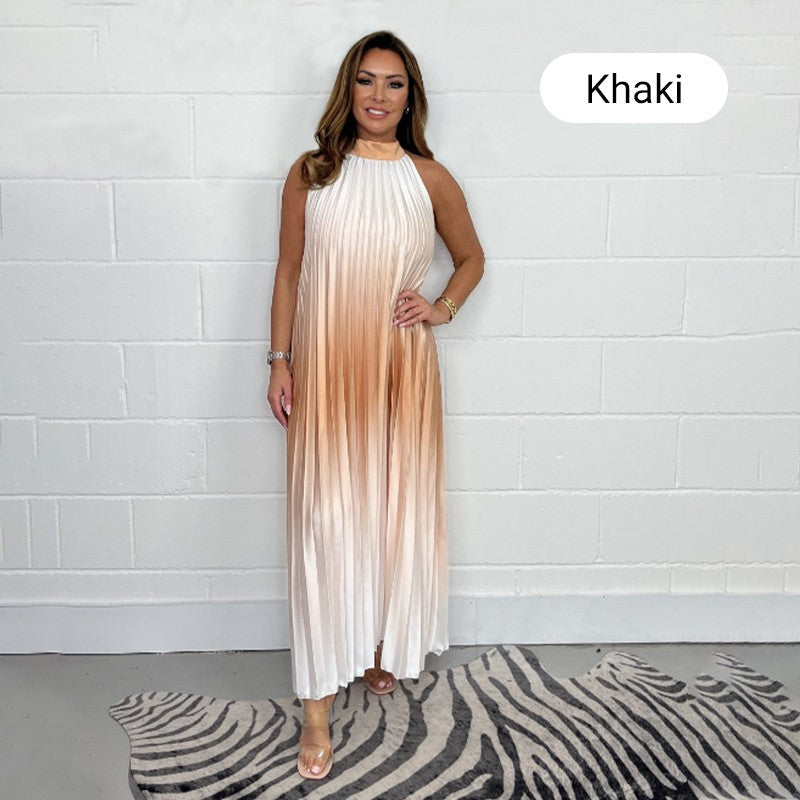 ⏰ Last Flash Sale! 💃 The gradient pleated halterneck dress ✨ is full of romantic atmosphere