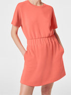 👗Elastic waist T-shirt dress: Slimming, age-defying, perfect for lazy summer vibes! 💐