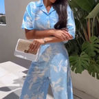 🌴 Vacation haute couture! A printed shirt with wide-leg trousers for an elegant look ✨