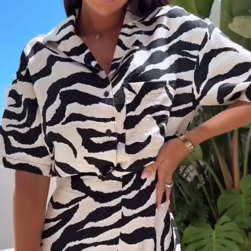 🌴 Vacation haute couture! A printed shirt with wide-leg trousers for an elegant look ✨