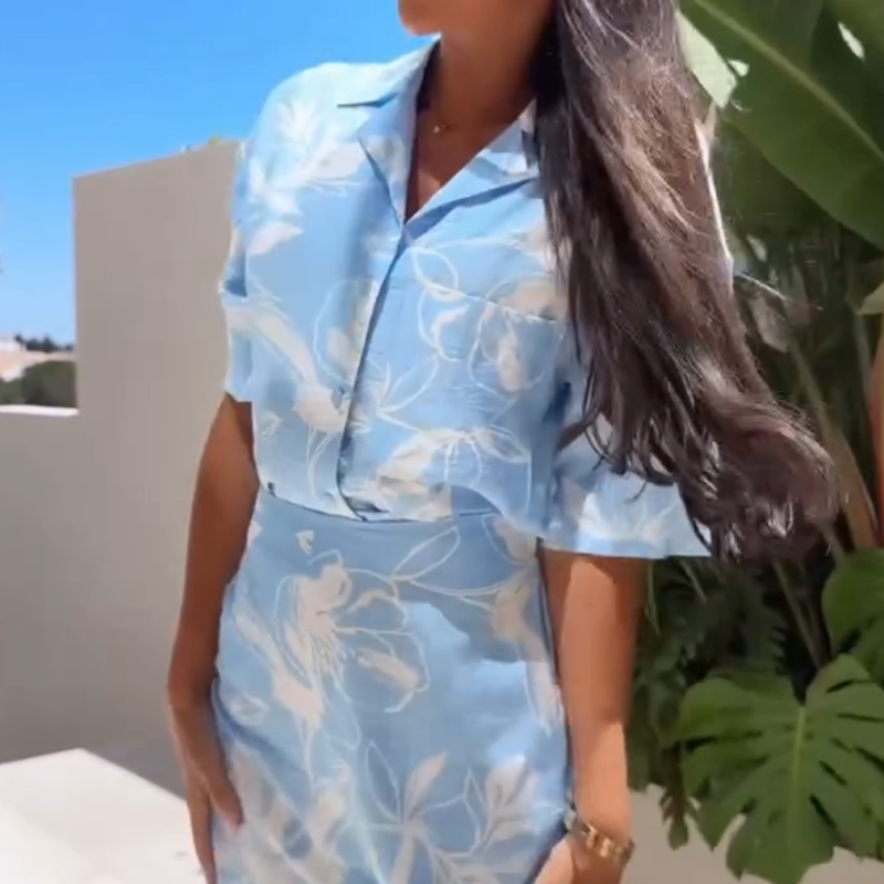 🌴 Vacation haute couture! A printed shirt with wide-leg trousers for an elegant look ✨